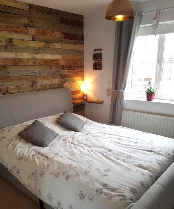 bedroom pallet wall